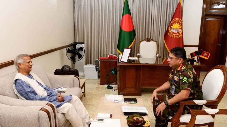 প্রধান উপদেষ্টা মুহাম্মদ ইউনূসের সঙ্গে সেনাপ্রধান জেনারেল ওয়াকার-উজ জামান।