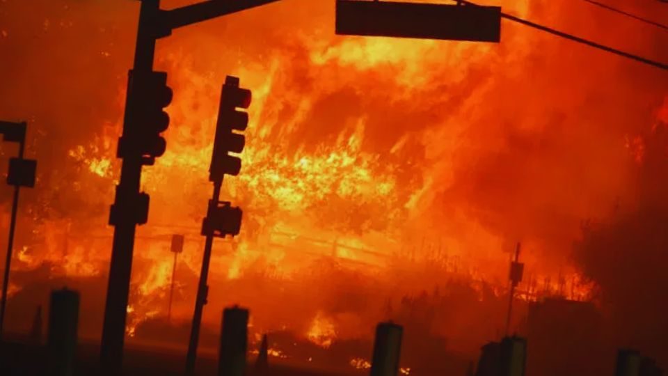 Fire breaks out Los Angeles