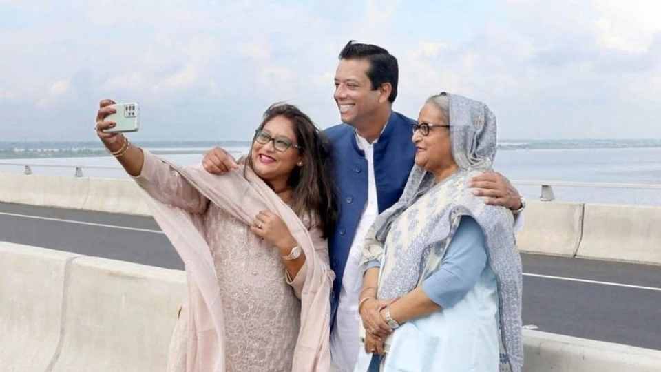 মায়ের সঙ্গে সজীব ওয়াজেদ জয় ও সায়মা ওয়াজেদ পুতুল, তখন শেখ হাসিনা প্রধানমন্ত্রী। ফাইল ছবি