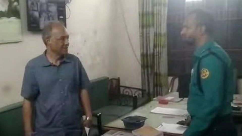 পরিদর্শনকালে স্বরাষ্ট্র উপদেষ্টা থানা ও চেকপোস্টে দায়িত্বরত আইনশৃঙ্খলা বাহিনীর সদস্যদের সঙ্গে কথা বলেন।