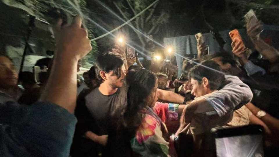 গ্রেপ্তার হওয়ার আগে শনিবার রাতে শাহবাগ থানার সামনে শেখ তাসনিম আফরোজ ইমিসহ অন্যরা মারধরের শিকার হন। ছবি ভিডিও থেকে নেওয়া