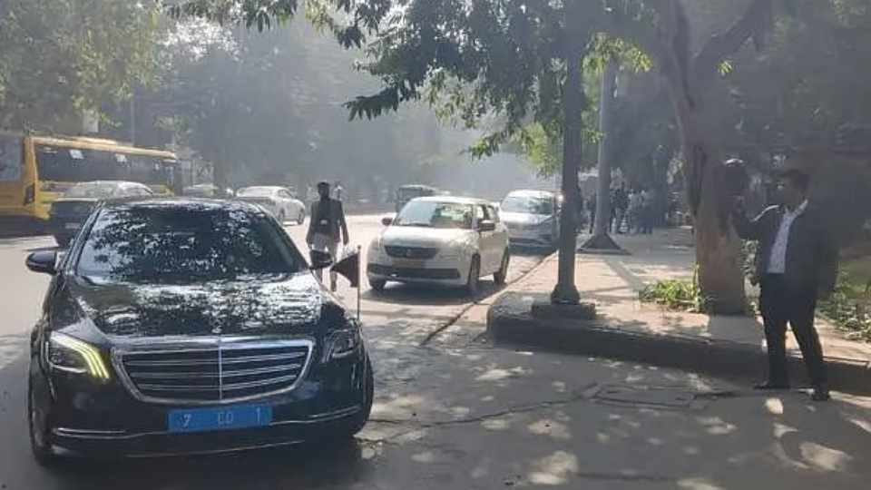 ভারতের পররাষ্ট্র মন্ত্রণালয়ে প্রবেশ করছে বাংলাদেশের হাইকমিশনার এম রিয়াজ হামিদুল্লাহকে বহনকারী গাড়ি। ছবি: সংগৃহীত