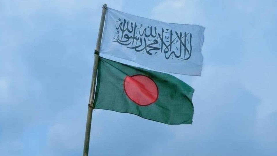 কলেমা লেখা পতাকা ওড়াচ্ছেন বিভিন্ন জন, যেসব ছবি ঘুরছে ফেইসবুকে।