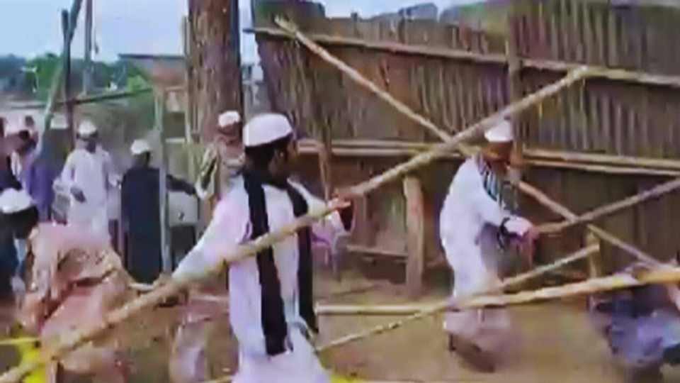 নারীদের ফুটবল খেলা বন্ধে জয়পুরহাটের আক্কেলপুর উপজেলার তিলকপুর উচ্চ বিদ্যালয় মাঠে এভাবে হামলা হয়।