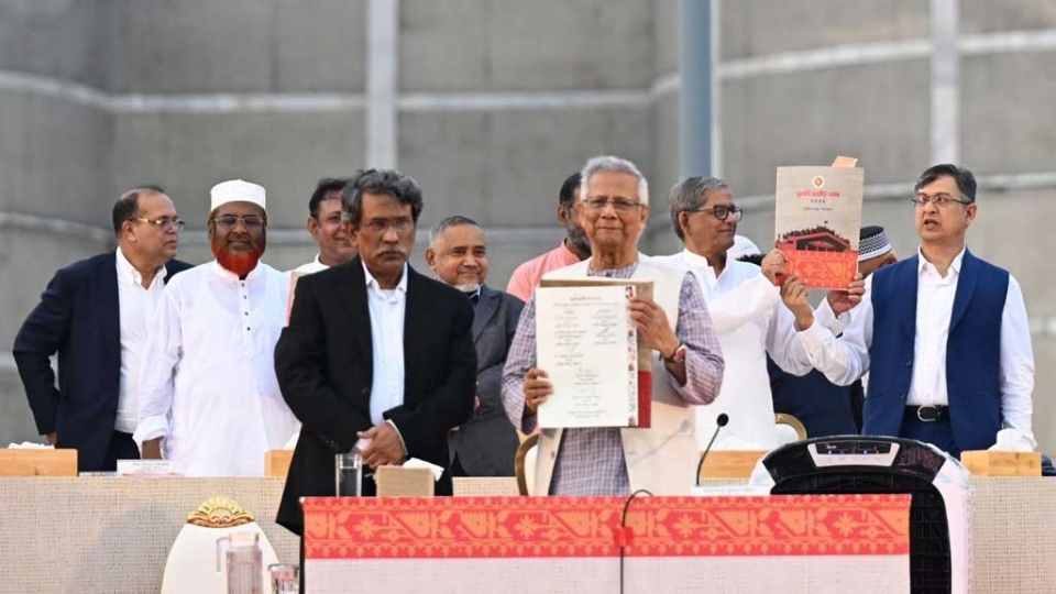 শুক্রবার বিকালে জাতীয় সংসদ ভবনের দক্ষিণ প্লাজায় অন্তর্বর্তী সরকারের প্রধান উপদেষ্টা মুহাম্মদ ইউনূসের উপস্থিতিতে জুলাই সনদে সই করে রাজনৈতিক দলগুলো।