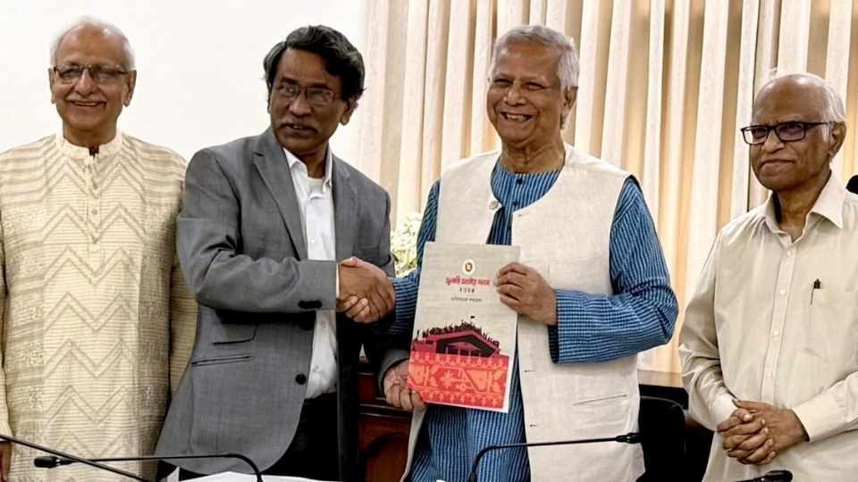 july-charter yunus group photo জুলাই সনদ বাস্তবায়নের খসড়া আদেশ হাতে প্রধান উপদেষ্টা মুহাম্মদ ইউনূস।