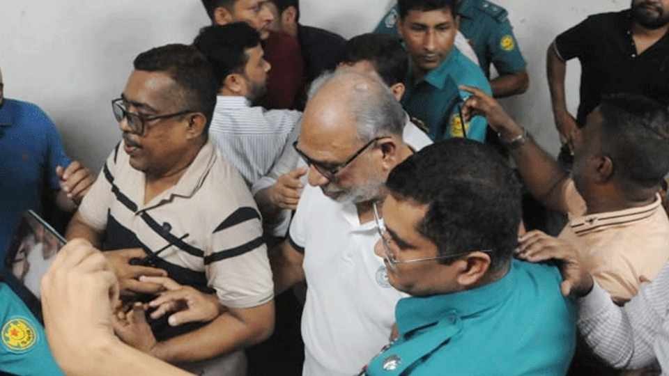 মব সন্ত্রাসের পর পুলিশ ডিআরইউতে গিয়ে লতিফ সিদ্দিকীকে গ্রেপ্তার করে নিয়ে যায়।