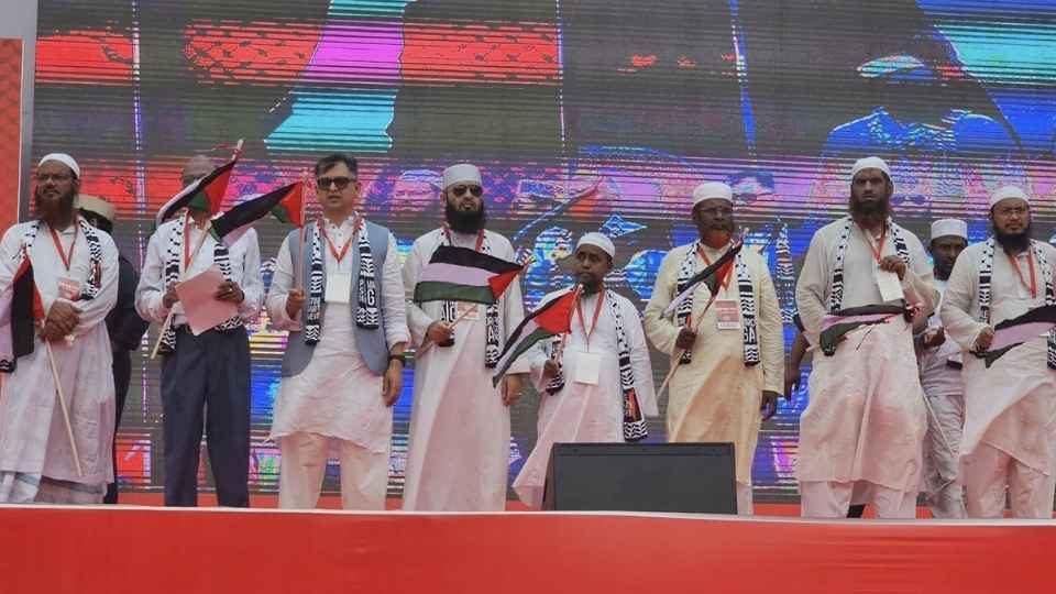 গত ১৩ এপ্রিল ঢাকার সোহরাওয়ার্দী উদ্যানে ‘মার্চ ফর গাজা’ সমাবেশে রাজনৈতিক নেতাদের পাশে ইসলামি বক্তারাও ছিলেন।