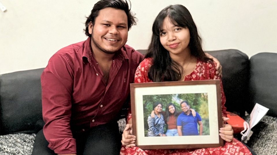 বাবা-মার ছবি হাতে মনফুল