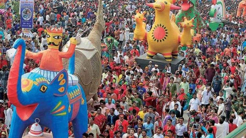 পহেলা বৈশাখে চারুকলার মঙ্গল শোভাযাত্রা। ফাইল ছবি