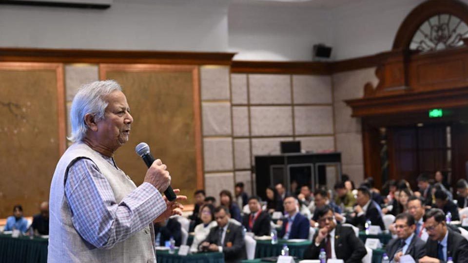 চীনা ব্যবসায়ীদের বাংলাদেশে কারখানা স্থানান্তরের আহ্বান জানান প্রধান উপদেষ্টা মুহাম্মদ ইউনূস। ছবি : প্রধান উপদেষ্টার ফেইসবুক পেইজ থেকে নেওয়া