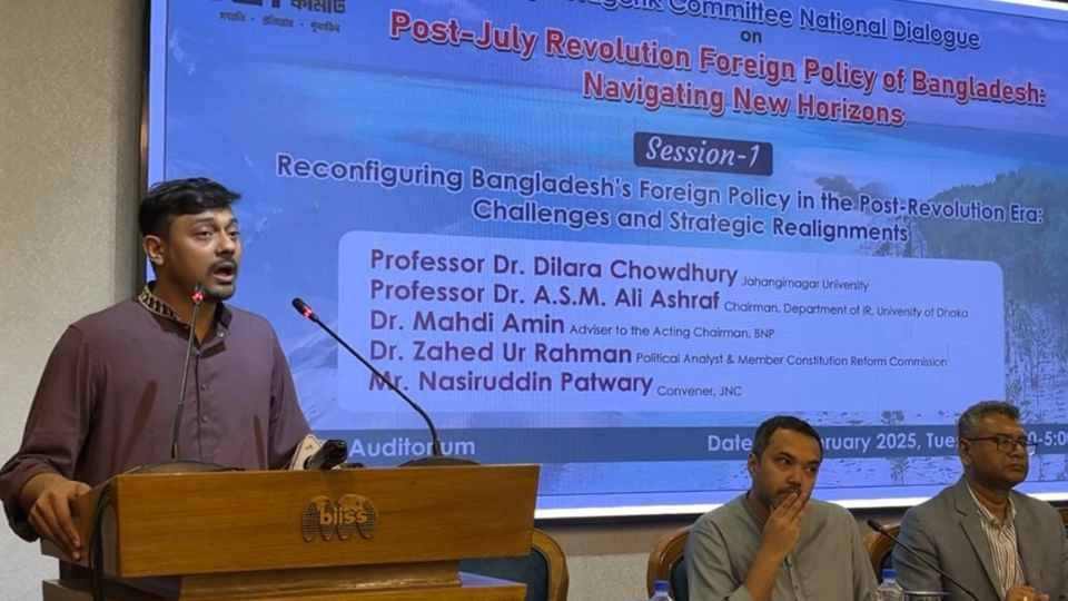 ঢাকার ইস্কাটনে বাংলাদেশ ইনস্টিটিউট অব ইন্টারন্যাশনাল অ্যান্ড স্ট্র্যাটেজিক স্টাডিজ (বিআইআইএসএস) মিলনায়তনে মঙ্গলবার পররাষ্ট্র নীতি নিয়ে সংলাপে নাগরিক কমিটির আহ্বায়ক নাসীরুদ্দীন পাটওয়ারী।
