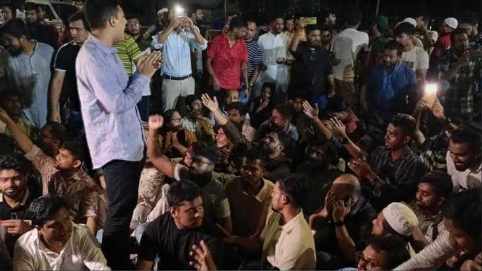 রাতে যমুনার সামনে  বিক্ষোভ।