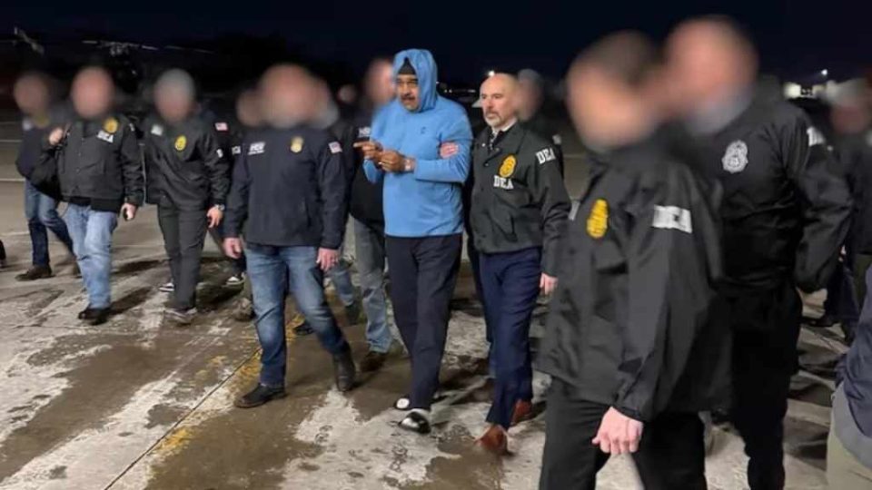 নিউইয়র্কের স্টুয়ার্ট এয়ার ন্যাশনাল গার্ড বেসে পৌঁছানোর পর ভেনেজুয়েলার প্রেসিডেন্ট নিকোলাস মাদুরোর সঙ্গে যুক্তরাষ্ট্রের ড্রাগ এনফোর্সমেন্ট অ্যাডমিনিস্ট্রেশন (ডিইএ)-এর সদস্যরা। ছবি: এবিসি নিউজ