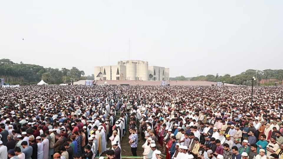 সংসদ ভবনের দক্ষিণ প্লাজায় শনিবার ওসমান হাদির জানাজা অনুষ্ঠিত হয়।