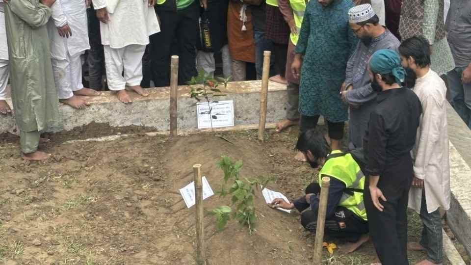 ঢাকা বিশ্ববিদ্যালয়ের কেন্দ্রীয় মসজিদের পাশে জাতীয় কবির সমাধি প্রাঙ্গণে সমাহিত করা হয় ইনকিলাব মঞ্চের আহ্ববায়ক ওসমান গনিকে।