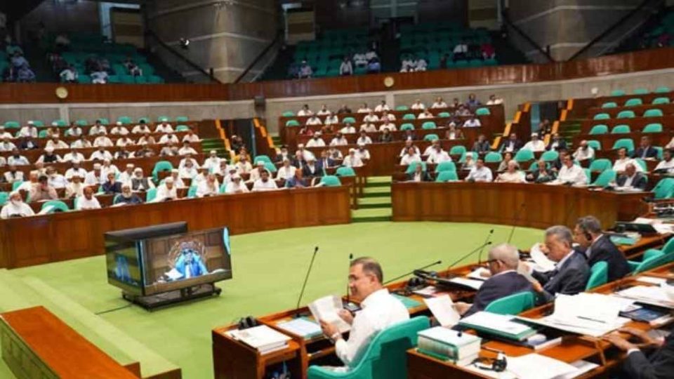 জাতীয় সংসদ অধিবেশনে সংসদ সদস্যরা।