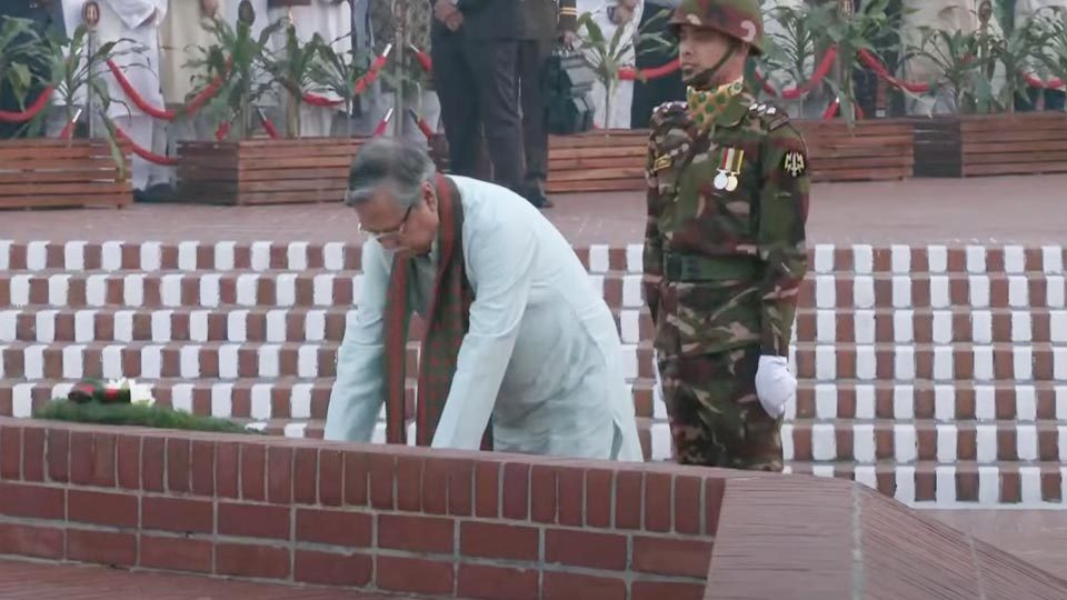 স্মৃতিসৌধের বেদীতে পুষ্পস্তবক অপর্ণের মাধ্যমে শ্রদ্ধা নিবেদন করেন রাষ্ট্রপতি মো. সাহাবুদ্দিন। ছবি: সংগৃহীত