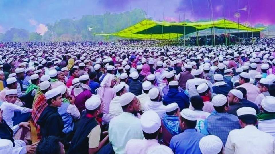শরণার্থী জীবনের অবসানের দাবিতে গত বছরের ২৫ ডিসেম্বর একটি ইসলামি সংগঠনের ডাকে কক্সবাজারের উখিয়ার কুতুপালংয়ে রোহিঙ্গাদের এই সমাবেশ হয়। ফাইল ছবি।