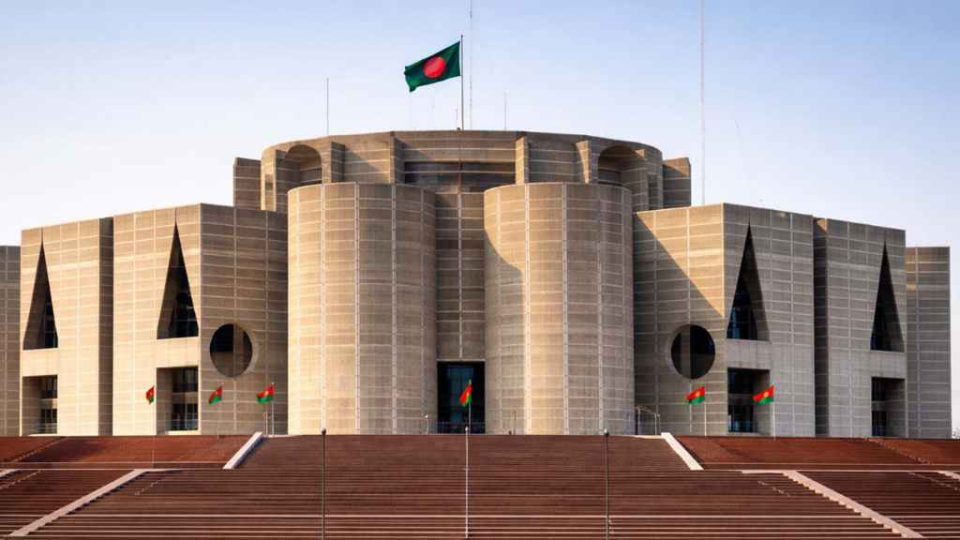 বাংলাদেশের জাতীয় সংসদ ভবন, যা আক্রান্ত হয়েছিল ২০২৪ সালের ৫ আগস্ট। এখানেই বসছে নতুন অধিবেশন। ফাইল ছবি