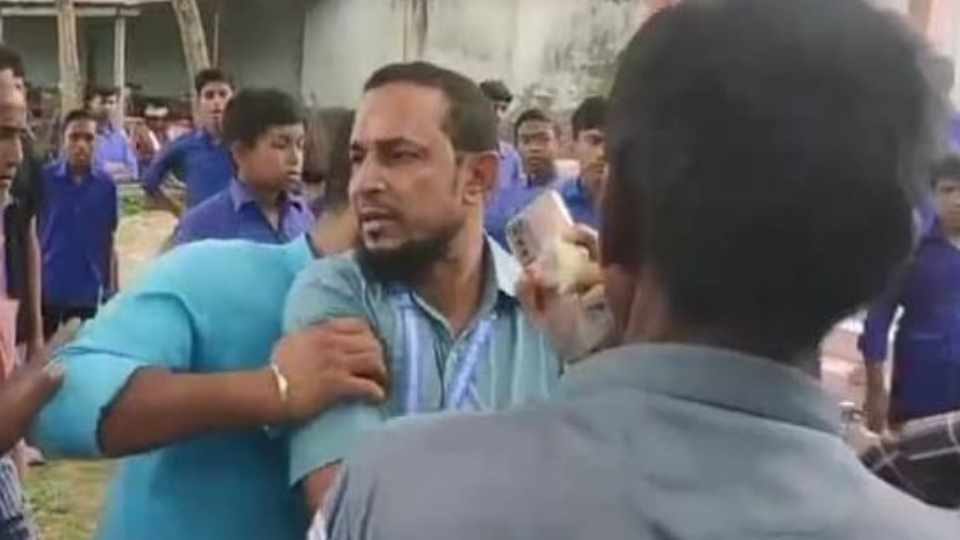 ওই শিক্ষককে তুলে নিয়ে যাওয়ার আগে মারধর করে বিএনপির নেতাকর্মীরা।