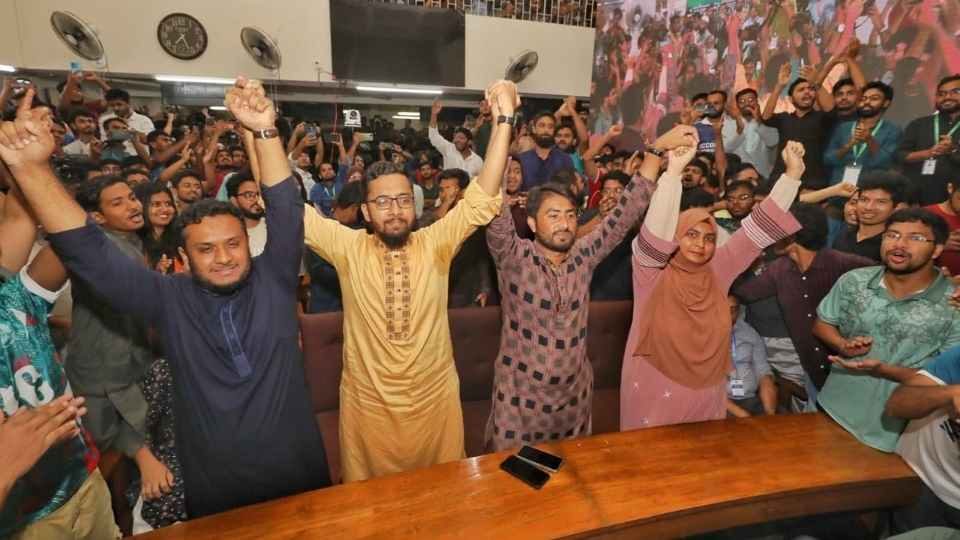 জাকসুতে বিজয়ীদের মধ্যে ভিপি পদে জয়ী আব্দুর রশীদ জিতু (মাঝে) ছাড়া বাকি সব শিবিরের।