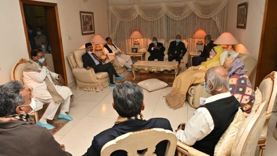 খালেদা জিয়ার বাসায় গিয়ে রোববার তার সঙ্গে শুভেচ্ছা বিনিময় করেন বিএনপির স্থায়ী কমিটির সদস্যরা।