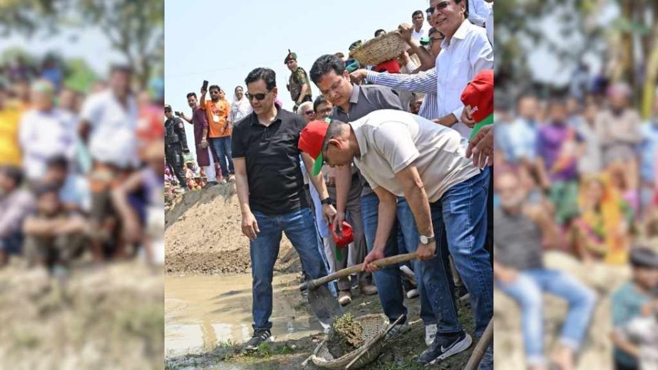 প্রধানমন্ত্রী তারেক রহমান সোমবার দিনাজপুরের কাহারোলে সাহাপাড়া খাল খননের মধ্যদিয়ে দেশব্যাপী খাল খনন কাজ উদ্বোধন করেন। ছবি: পিআইডি