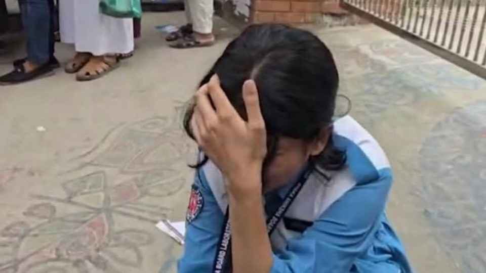 অসুস্থ মাকে হাসপাতালে রেখে আসতে গিয়ে দেরি হওয়ায় পরীক্ষা দিতে না পেরে কান্নায় ভেঙে পড়েন এই কিশোরী।