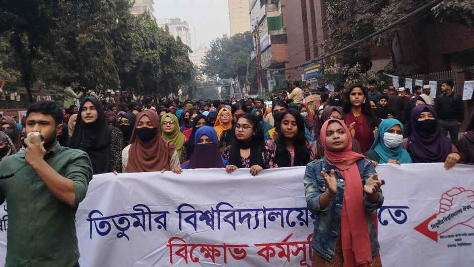 ঢাকার তিতুমীর কলেজের শিক্ষার্থীরা এই প্রতিষ্ঠানটিকে বিশ্ববিদ্যালয়ে উন্নীত করার দাবিতে আন্দোলন করেছে।