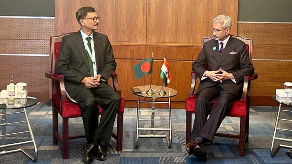 ওমানের মাসকাটে বৈঠক করেন পররাষ্ট্র উপদেষ্টা মো. তৌহিদ হোসেন ও ভারতের পররাষ্ট্রমন্ত্রী এস জয়শঙ্কর। ছবি: পররাষ্ট্র মন্ত্রণালয়ের সৌজন্যে