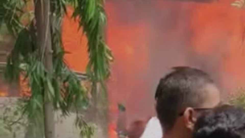 উত্তরায় মাইলস্টোন স্কুলে বিধ্বস্ত প্রশিক্ষণ বিমান থেকে বের হচ্ছে কালো ধোঁয়া।