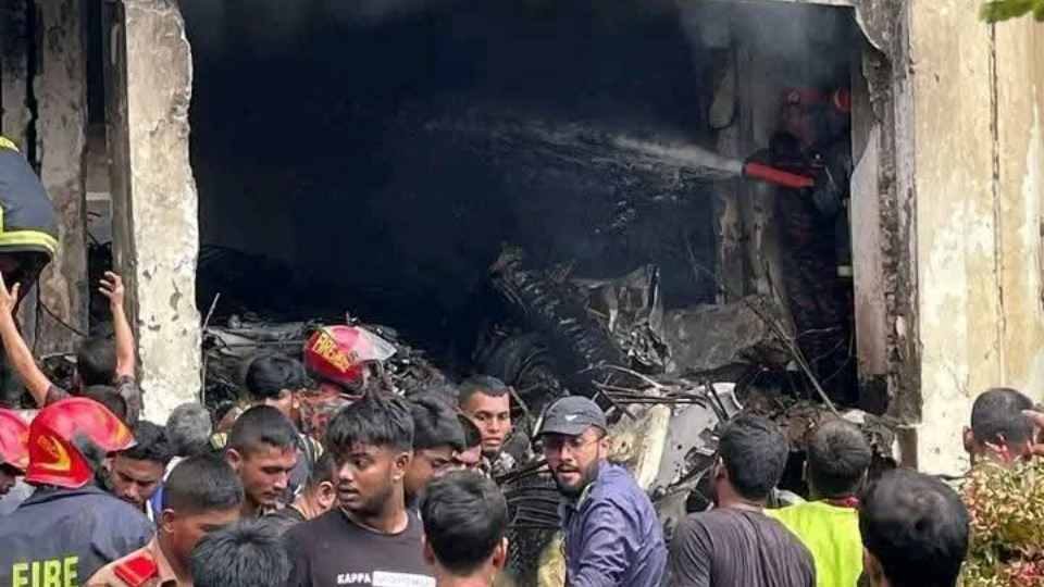 বিধ্বস্ত বিমানটি মাইলস্টোন স্কুলের একটি ভবনের ওপর আছড়ে পড়ে।