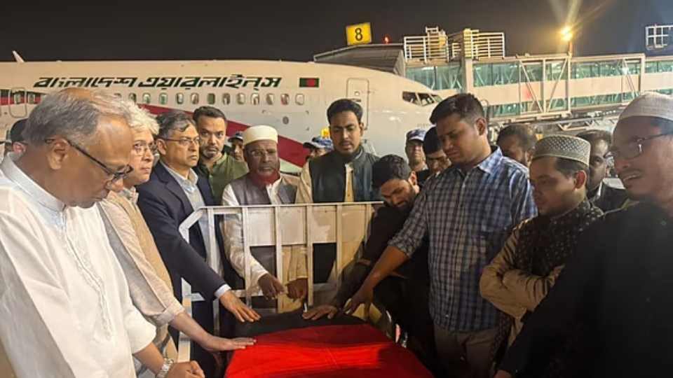 ওসমান বিন হাদির কফিন বিমানবন্দরে নামানো হলে অন্তর্বর্তী সরকারের উপদেষ্টা ও বিভিন্ন রাজনৈতিক দলের নেতারা তার প্রতি শ্রদ্ধা নিবেদন করেন।