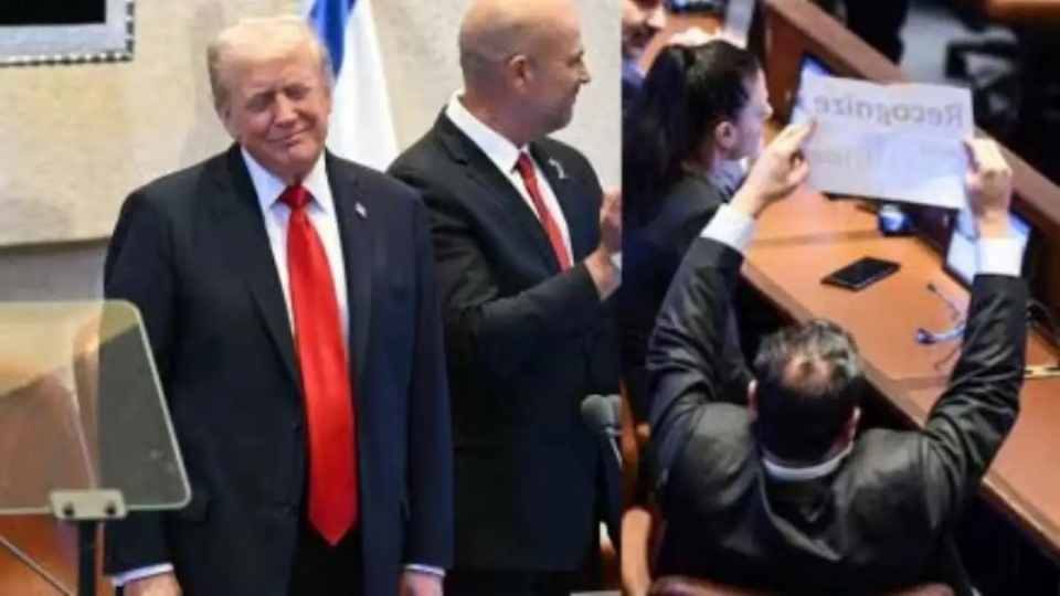 ইসরায়েলের পার্লামেন্ট নেসেটে বক্তব্য দেয়ার সময় দুই এমপির প্রতিবাদের মুখে পড়েন ডোনাল্ড ট্রাম্প।
