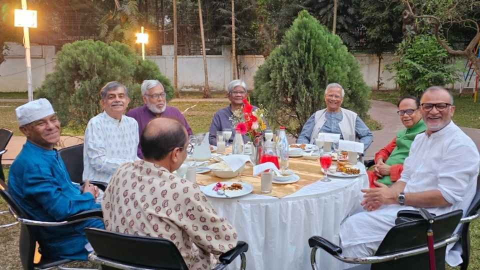ফাওজুল কবির খানের মিন্টো রোডের সরকারি বাড়িতে ইফতার ও নৈশভোজের অনুষ্ঠানে মুহাম্মদ ইউনূসের অন্তর্বর্তী সরকারের সদস্যরা। ছবি: শফিকুল আলমের ফেসবুক পেজ