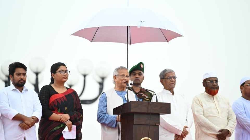 ঘোষণাপত্র পাঠের অনুষ্ঠানে প্রধান উপদেষ্টা মুহাম্মদ ইউনূসসহ অন্যরা।