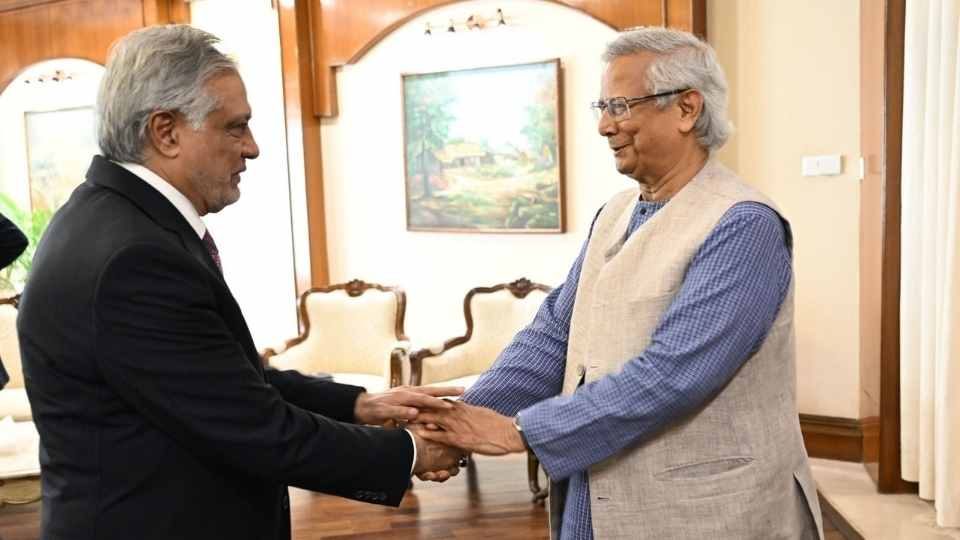 পাকিস্তানের উপপ্রধানমন্ত্রী ও পররাষ্ট্রমন্ত্রী মোহাম্মদ ইসহাক দারের সঙ্গে প্রধান উপদেষ্টা মুহাম্মদ ইউনূস। ছবি-পিআইডি।