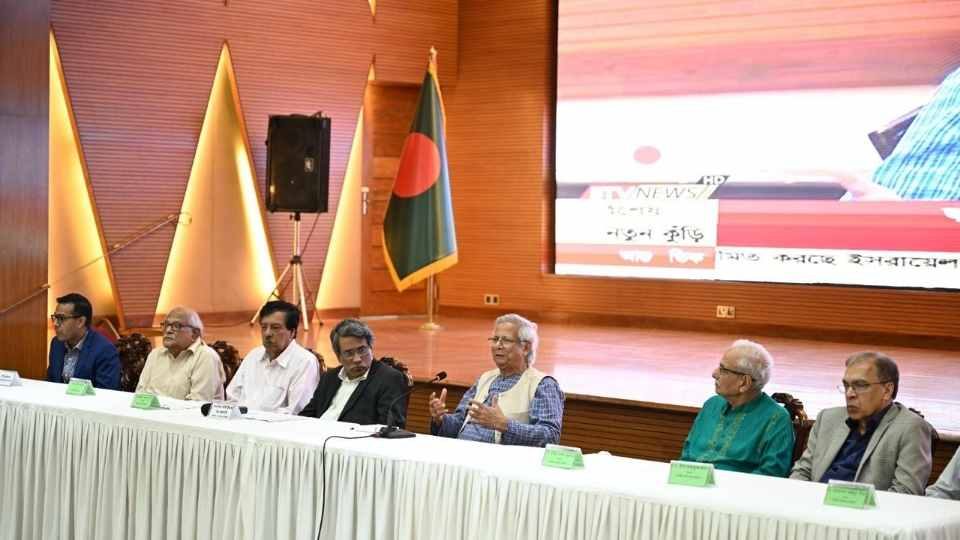 রাজনৈতিদ দলগুলোর সঙ্গে বৈঠকে মুহাম্মদ ইউনূসসহ ঐকমত্য কমিশনের সদস্যরা।