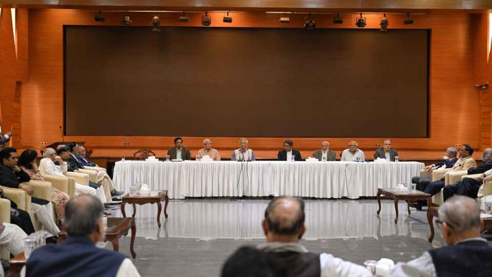 জাতীয় ঐকমত্য কমিশনের শনিবারের সভায় ২৫ রাজনৈতিক দলের শতাধিক নেতা অংশ নেন।