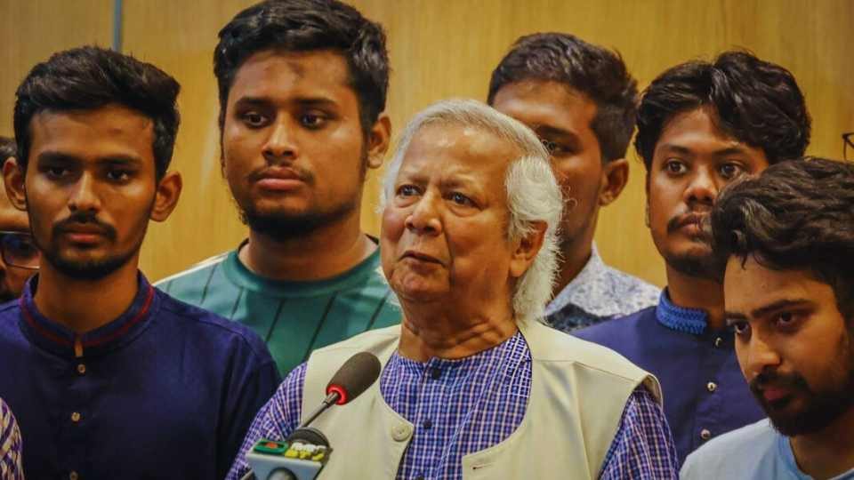 অভ্যুত্থানের ছাত্রনেতাদের সঙ্গে মুহাম্মদ ইউনূস।