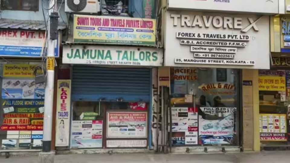 কলকাতায় বেশিরভাগ দোকানের সাইনবোর্ডে বাংলা অনুপস্থিত। ছবি: টাইমস অব ইন্ডিয়া