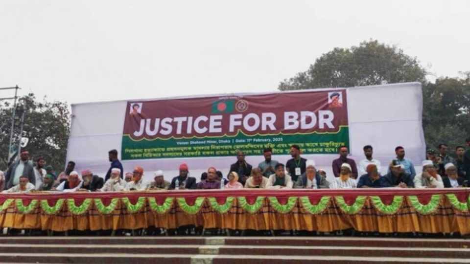 শহীদ মিনারে চাকরিচ্যুত বিডিআর সদস্যদের অবস্থান।